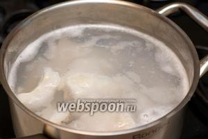 Филе рыбы помыть, порезать и залить холодной водой, добавить соль и варить 20-30 минут с момента закипания.