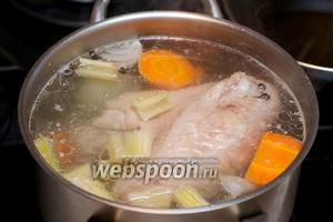 Залить всё холодной водой, добавить душистый перец (6 штучек) и щепотку соли — варить бульон 60 минут с момента закипания на медленном огне, снимая пену.