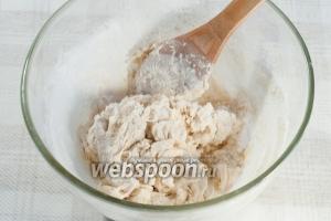Сначала может показаться, что оно комковатое, но это норма.
Когда мука впитает всю воду, начните вымешивать тесто руками.