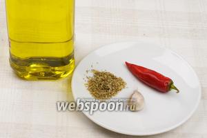 Для приготовления острого масла возьмём оливковое масло, острый перец, большой зубчик чеснока и сушёный орегано (душица обыкновенная).