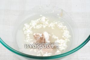 Начнём с опары — соединить дрожжи, 0,5 стакана тёплой кипячёной воды, щепотку сахара и столовую ложку муки с горкой.