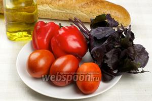 Для приготовления закуски понадобится 1-2 спелых мясистых помидора, сладкий перец, оливковое масло, батон (белый или с отрубями) и базилик для украшения.