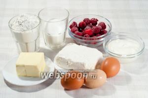 Вам понадобится: творог (я беру магазинный 9%), масло сливочное, сахар, мука, яйца, крахмал, сметана, малина (или любые другие фрукты/ягоды).