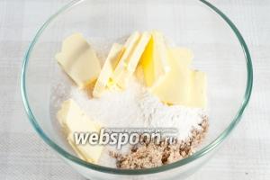 Смешайте муку, сахар, масло, молотые грецкие орехи, добавьте щепотку соли. Перетрите всё руками (либо можно использовать пульсирующий режим в кухонном комбайне).