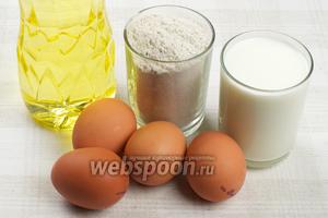 Для приготовления оладий понадобится гречневая мука, яйца, молоко, сахар, соль и растительное масло.