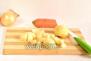 Картофель очистить и порезать кубиками.