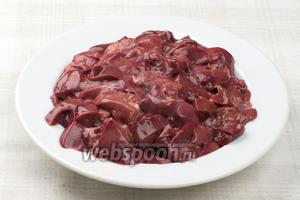 Куриную печень помыть и порезать на небольшие куски.