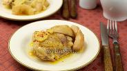 Фото рецепта Куриные бёдрышки тушёные с айвой