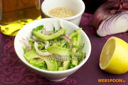 Фото рецепта Салат с авокадо и красным луком