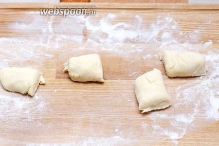 Затем порезать колбаску на небольшие куски и со всех сторон обмакнуть в муку, так же им можно придать форму шариков или лепёшек.