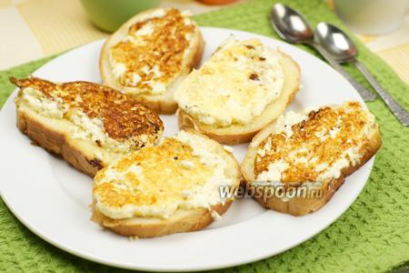 Фото рецепта Горячие бутерброды с брынзой и яйцом