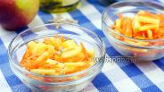 Фото рецепта Салат из моркови и яблок с семечками