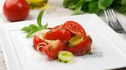 Фото рецепта Салат с помидорами и луком порей