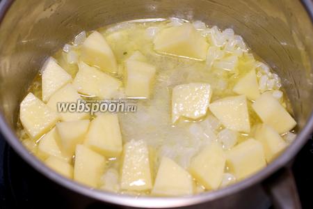 Затем к луку с чесноком добавить, лавровый лист, 1 крупную картошку и 3-4 ст.л. воды, в которой варится капуста — готовить всё 10 минут. 