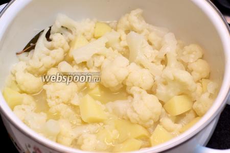 Готовую цветную капусту добавить к овощам и варить до готовности картофеля 5-10 минут.