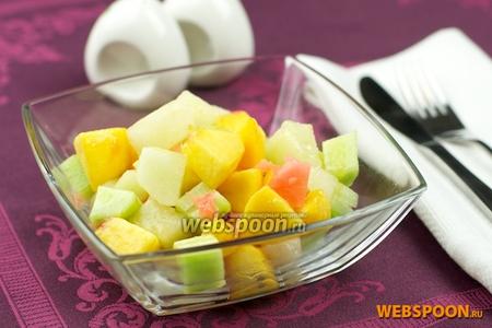 Фото рецепта Салат из дыни, персиков и огурцов