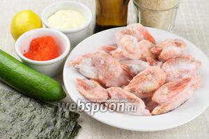 Для приготовления роллов понадобятся такие продукты: листы нори, рис, креветки, огурец, икра тобико, мягкий сыр типа Филадельфия.