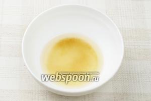 Приготовить заправку для риса: соединить по 2 чайные ложки сахара, рисового уксуса и кипячёной воды — хорошо всё размешать.