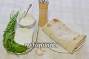 Чтобы приготовить эту закуску понадобятся: два листа армянского лаваша, творог, небольшой пучок укропа (или любой другой свежей зелени), пара зубчиков чеснока и соль, перец по вкусу.