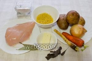Для приготовления сырного супа вам понадобятся: крупный репчатый лук и морковь, небольшого размера корень петрушки, три средних картофеля, куриное филе, плавленый сыр, сливочное масло и специи.