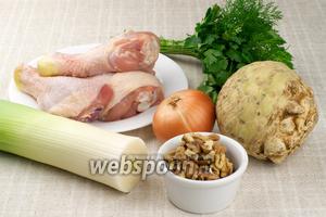 Для приготовления куриного супа понадобится лук-порей, репчатый лук, небольшой корень сельдерея, 4 куриных голени, полстакана грецких орехов, зелень и кукурузная крупа.