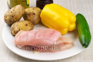 Для приготовления салата понадобится куриное филе, сладкий перец, свежий огурец, некрупный картофель, оливковое масло, чёрный молотый перец и соль.
