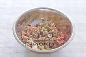 Пропустите через мясорубку мясо и лук. Добавьте соль по вкусу и специи. Мы добавили сушённый базилик, чёрный молотый перец и смесь хмели-сунели.
Свинину берите с прослойками жира или даже добавьте немного сала.