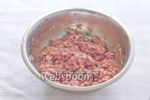 Фарш должен быть жидковат. Для этого добавьте оставшуюся треть стакана воды. Хорошенько перемешайте фарш.