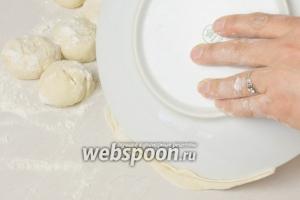 Накройте мясную половину второй половиной лепёшки. Края можно слепить руками, а можно и подручными средствами. Мы это делаем тарелкой с острыми краями или крышкой от кастрюли. Минимум мороки.