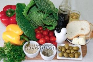 Для приготовления салата возьмём такие продукты: савойскую капусту, сладкий перец, помидоры черри, оливки, зелень, кунжут, 3-4 кусочка батона для сухариков и специи.