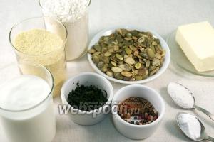 Для приготовления булочек понадобится мука кукурузная и пшеничная, кефир, сливочное масло и специи.