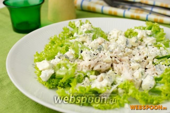 Фото Зелёный салат с курицей и голубым сыром