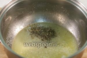 В кастрюле с толстым дном разогреть сливочное масло и обжарить специи: тимьян, базилик, орегано, перец молотый чёрный, красный и белый — около 1 минуты.
