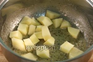 Затем добавить крупно порезанный очищенный картофель, добавить воду и накрыв крышкой, варить 10 минут, до готовности картофеля.