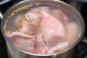 В кастрюле довести до кипения хорошо подсоленную воду с добавлением сухого фенхеля. Опустить кальмары в кипящую воду, кипятить 30-40 секунд, затем снять с огня, накрыть крышкой и дать постоять 15 минут. После кальмары вынуть и остудить.