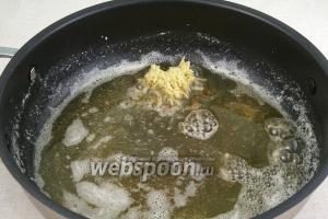 Разогрейте в глубокой сковороде с толстым дном сливочное масло. Положите специи в следующем порядке: кумин, потом когда семена начнут потрескивать добавьте имбирь и красный перец, через несколько секунд, чёрный перец, асафетиду, кари и шамбалу, в конце положите куркуму — хорошо всё перемешайте.