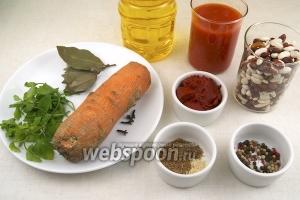 Для приготовления супа понадобится фасоль, морковь, томатная паста, томатный сок, растительное масло, специи и зелень.