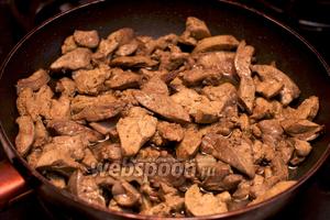 Куриную печень хорошо помыть, порезать полосками и обжарить на растительном масле до готовности, добавив соль и чёрный молотый перец по вкусу.