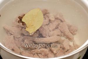 Залить мясо 2,5 литрами холодной воды, добавить душистый перец, лавровый лист и щепотку соли. Довести всё до кипения и варить на медленном огне 1,5 часа, снимая пену.