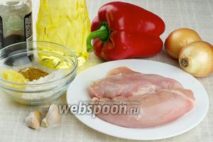 Для приготовления куриного филе возьмите сладкий перец, 2 небольшие луковицы, чеснок, мёд, соевый соус, муку и специи.