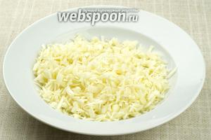 Капусту нарезать соломкой, а затем на небольшие квадратики (должно получиться 3-4 средних жмени капусты).