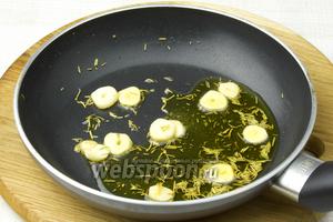 Разогрейте в сковороде оливковое масло и добавьте розмарин с чесноком. Обжаривайте на слабом огне 2 минуты, постоянно перемешивая чеснок и специи. Накройте крышкой и дайте маслу настоятся 30 минут.