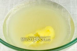 Соединить воду, растительное масло, сахар и мёд. Хорошо всё размешать, если мёд не растворяется, поставить ёмкость на водяную баню и мешать до полного растворения сахара и мёда.