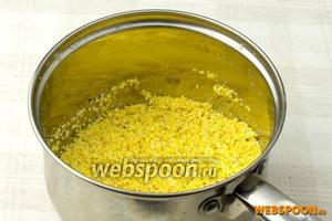 Пшённую и кукурузную крупу высыпать в кастрюлю и промывать до тех пор, пока вода не станет прозрачной.
