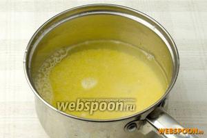 Затем залить 2-3 стаканами воды (чем больше воды — тем жиже каша), накрыть крышкой и довести до кипения на слабом огне. Затем варить кашу ещё 10 минут, периодически помешивая деревянной лопаткой.
