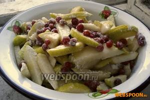 Груши и бруснику пересыпать сахаром, добавить корицу и смешать с крахмалом.
Готовим яичную болтушку — смешать желток и ложку воды.