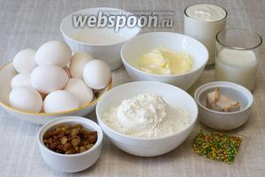 Для приготовления куличей возьмём муку, сахар, яйца, масло сливочное, сметану, свежие дрожжи, изюм и молоко. Важно, чтобы все продукты были комнатной температуры!