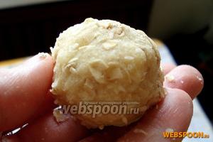 Берите из миски примерно по 1 ст. л. с горкой смеси и крепко сжимая ладони, сформируйте шарики. Крошка очень хрупкая, будет разваливаться и не сразу лепиться — это нормально.
Главное, не поддавайтесь искушению добавить в смесь ещё немного воды или масла, или сливок — от этого печенье расползётся при выпечке.