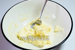 Добавить яйца, мёд, коньяк и cмешать массу. Затем соду погасить уксусом или свежим лимонным соком и ввести её в тесто, тщательно перемешивая.