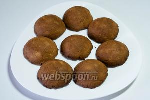 В разогретую до 180°-200 °C духовку, поставить формы (вверх тестом) и выпекать печенье 15-20 минут до золотистого цвета. Вынуть половинки печенья и остудить.